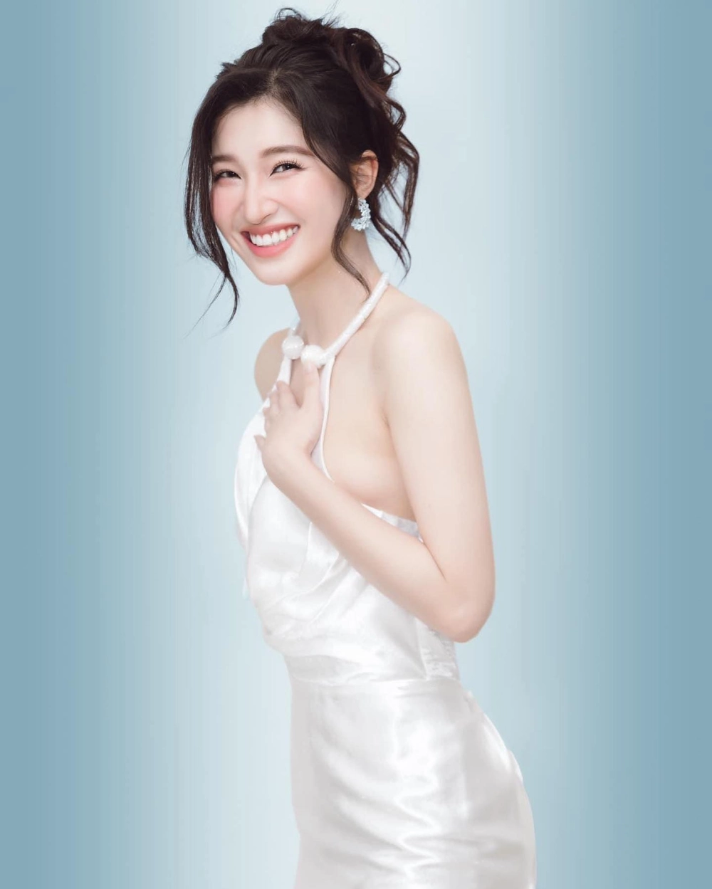 Hình ảnh gái xinh dễ thương và nụ cười tỏa nắng rạng rỡ