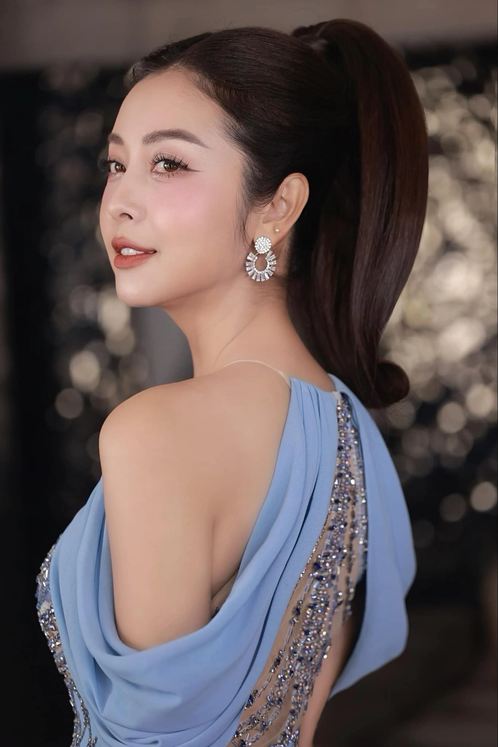 Em bé gái xinh đẹp với đôi má bánh bao, ngộ nghĩnh