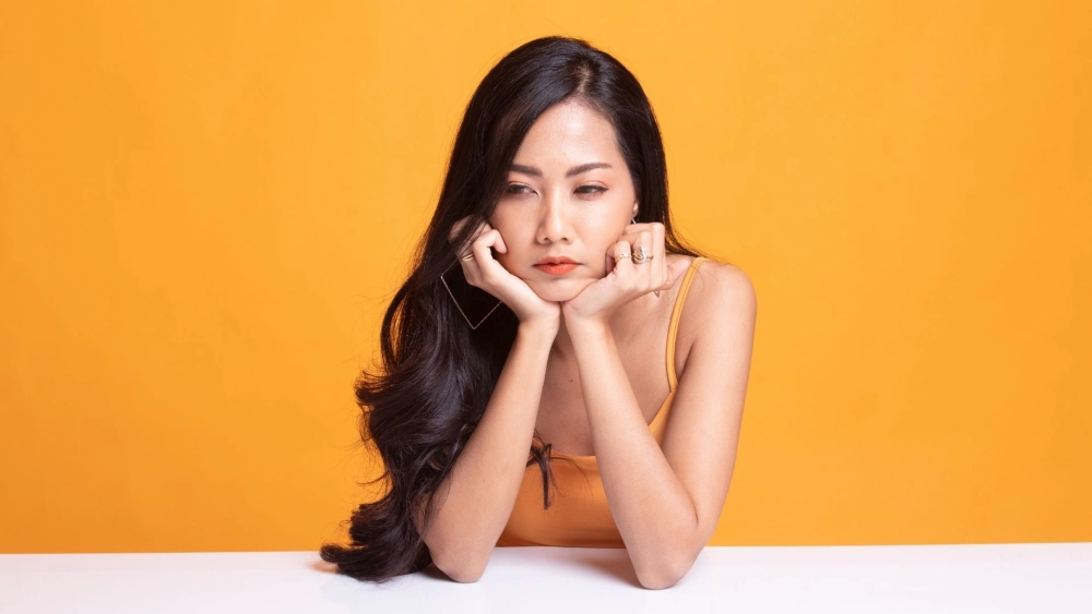 Hình con gái buồn nhìn về nơi xa xăm, vô định