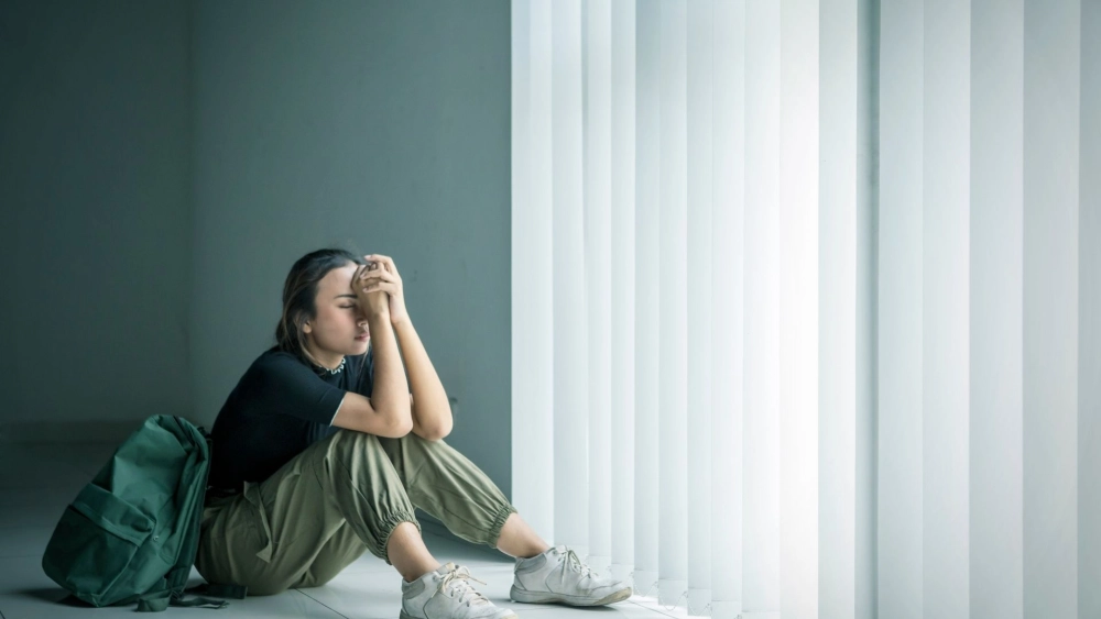 Ảnh cô gái tâm trạng buồn và những nỗi niềm giấu kín