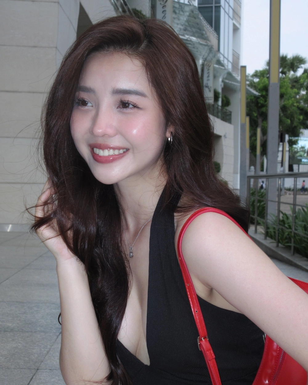 Ảnh em bé gái xinh với đôi mắt to tròn, long lanh