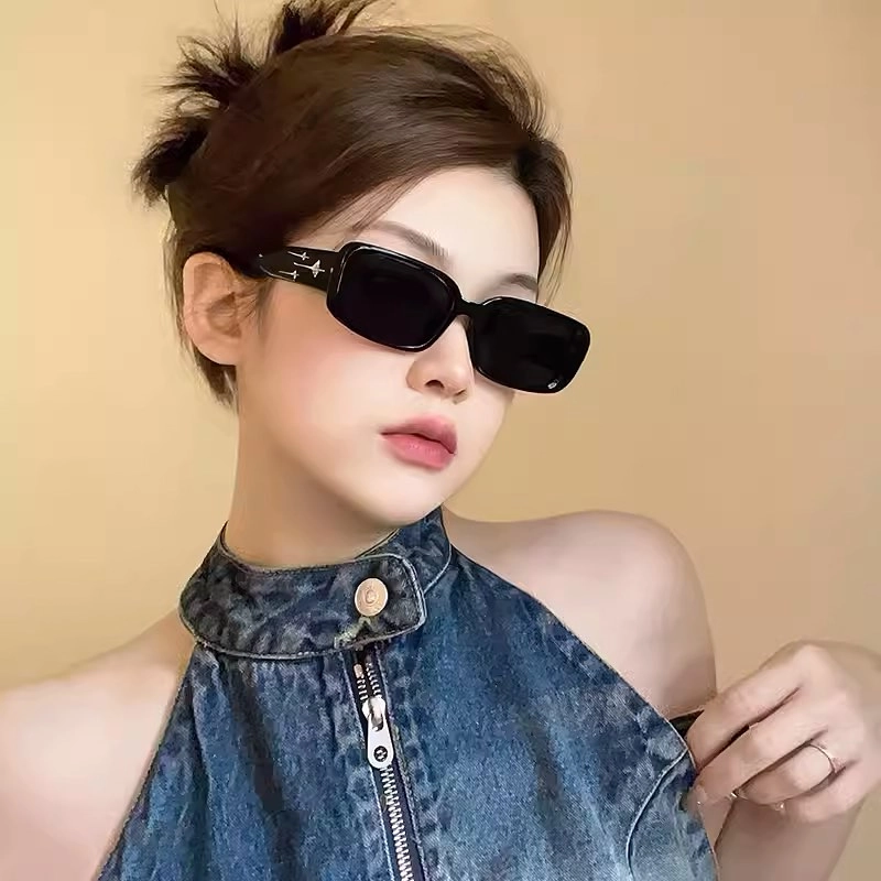 Gái xinh đeo mắt kính với vẻ đẹp thông minh, lanh lợi