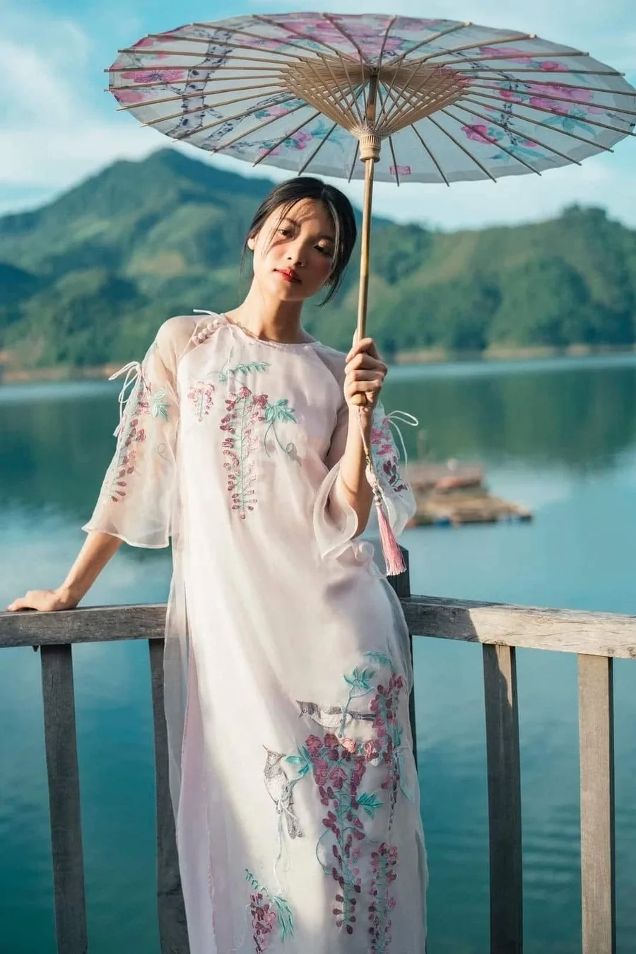 Gái xinh mặc áo dài khoe trọn đường cong cơ thể mềm mại