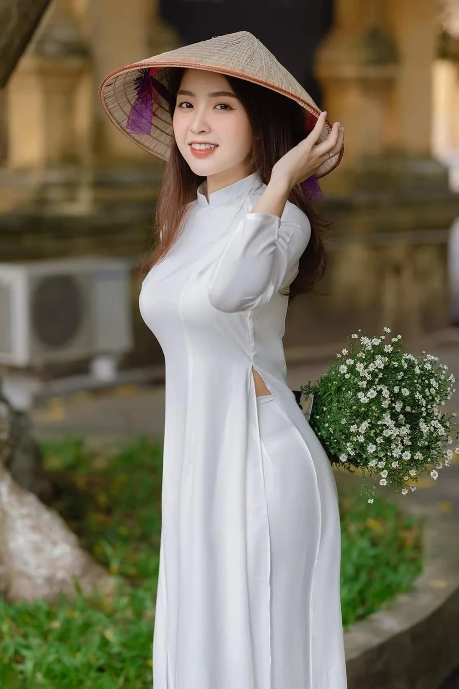 Hình gái xinh áo dài duyên dáng thướt tha trong nắng sớm