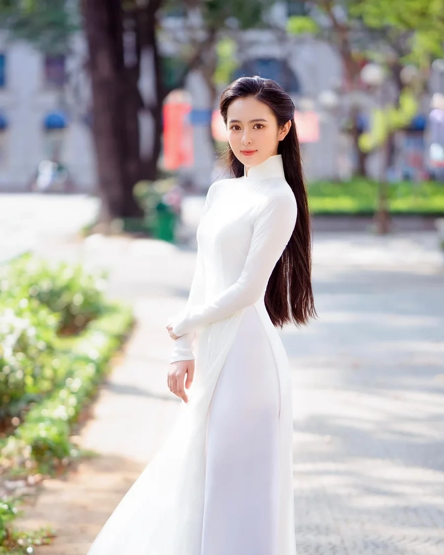 Hình ảnh cô gái áo dài duyên dáng bên nhành hoa sen