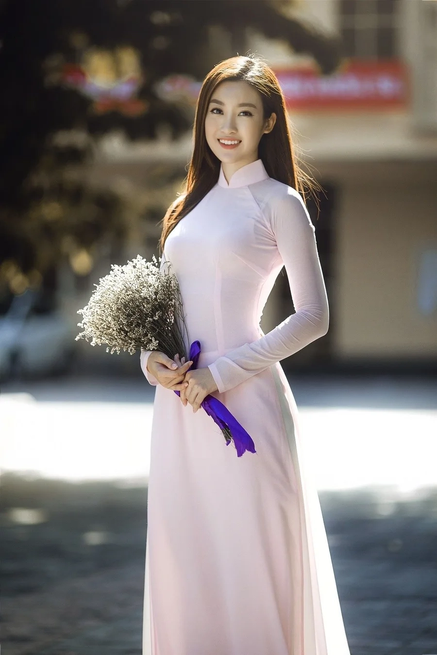 Ảnh đẹp cô gái mặc áo dài và nụ cười tỏa nắng rạng rỡ