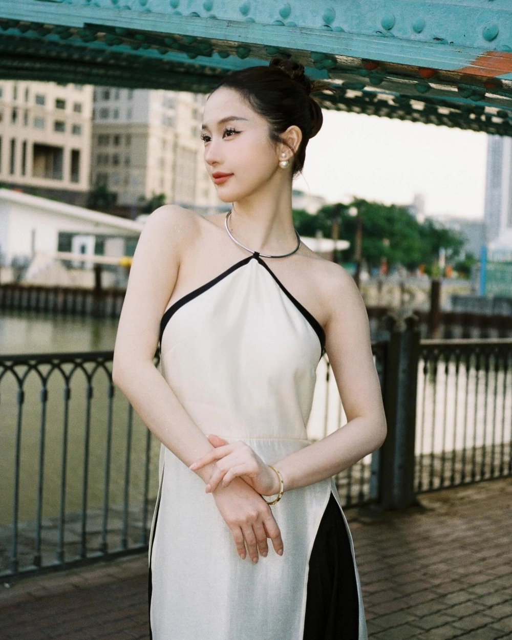 Những cô gái đẹp khoe sắc trong những bộ váy lộng lẫy