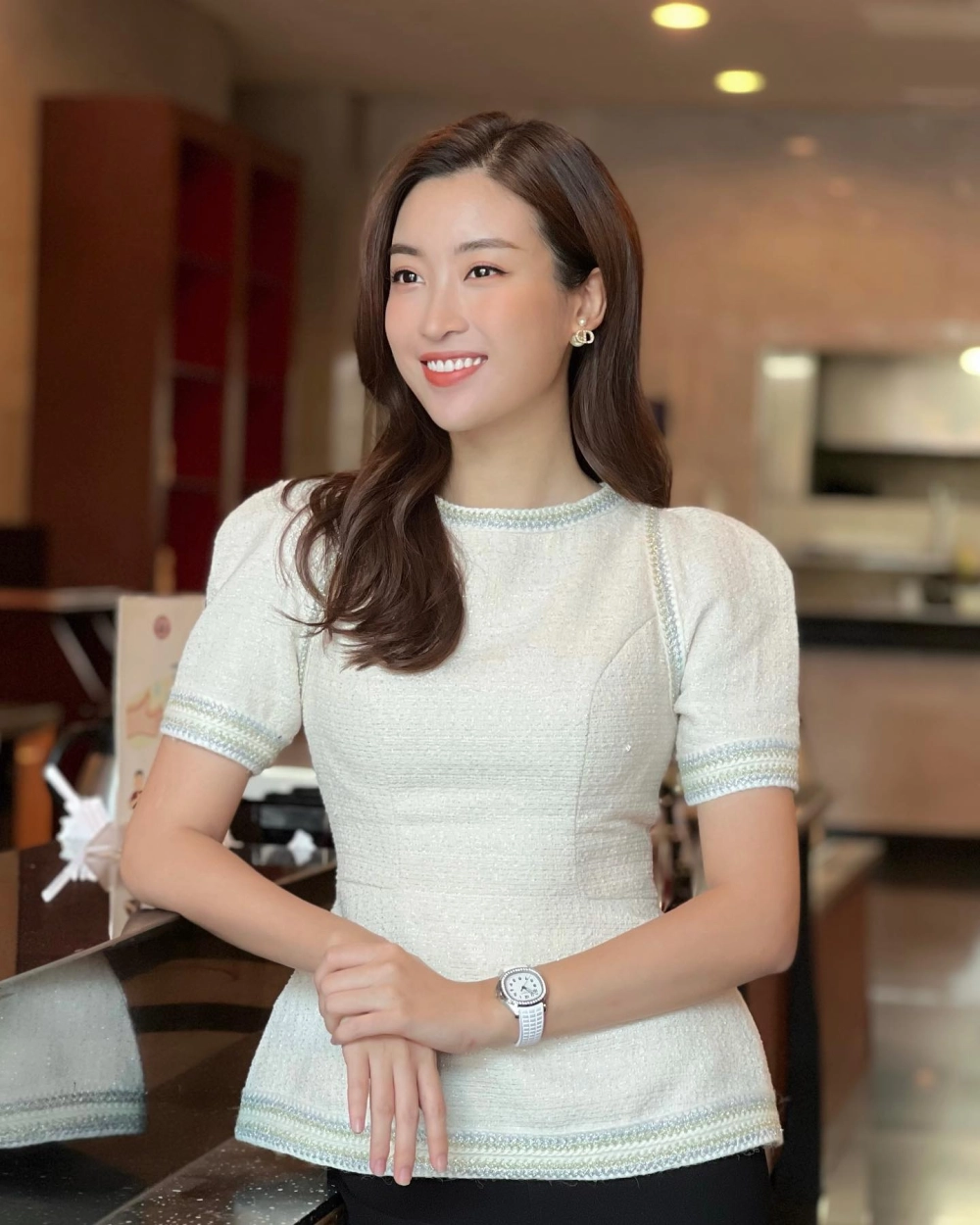 Ảnh gái xinh tóc xoăn dài bồng bềnh và đầy lãng mạn