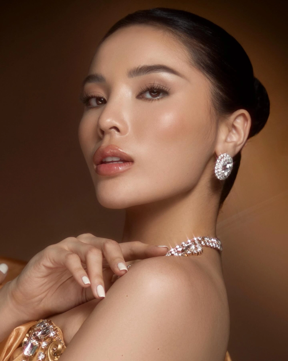 Hình ảnh cô gái đẹp Việt Nam duyên dáng trong tà áo dài