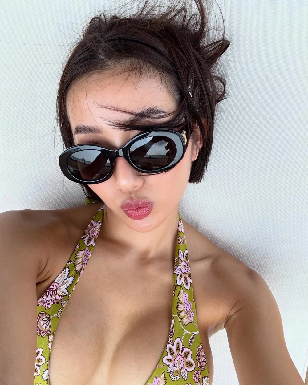 Hình ảnh cô gái mặc bikini tại bãi biển thơ mộng