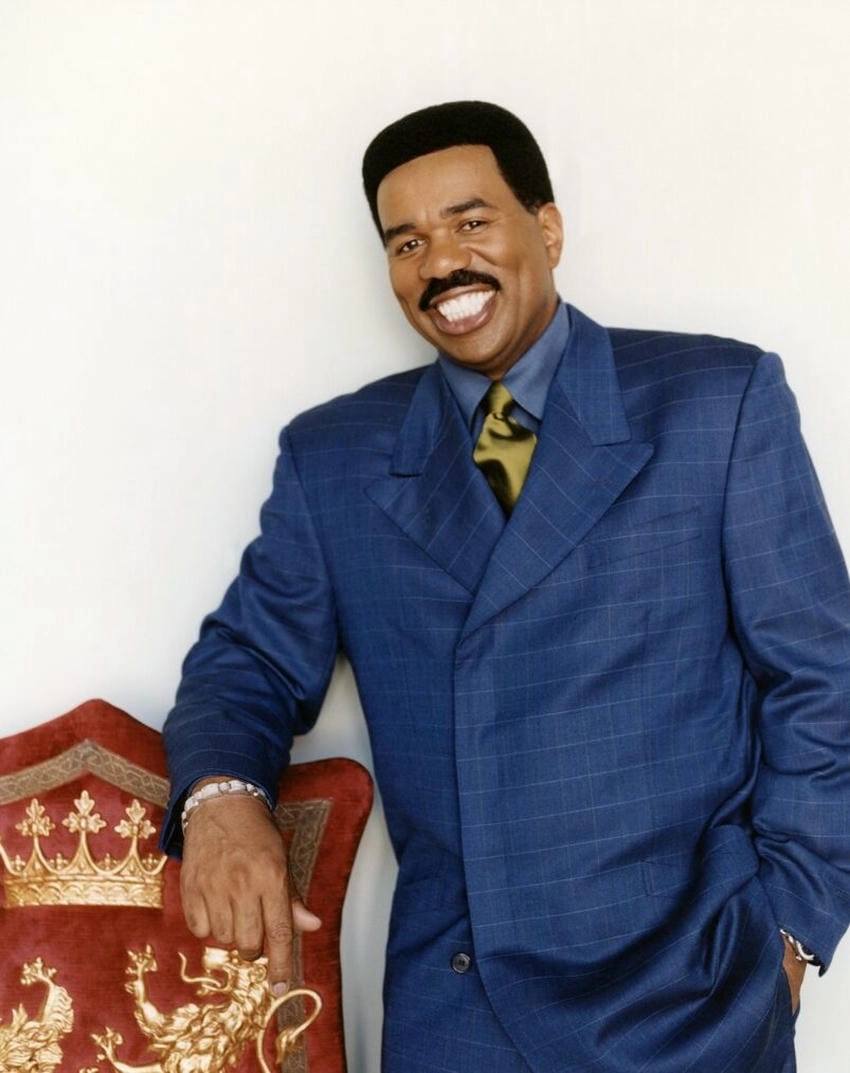 Người dẫn chương trình Steve Harvey duyên dáng và cuốn hút