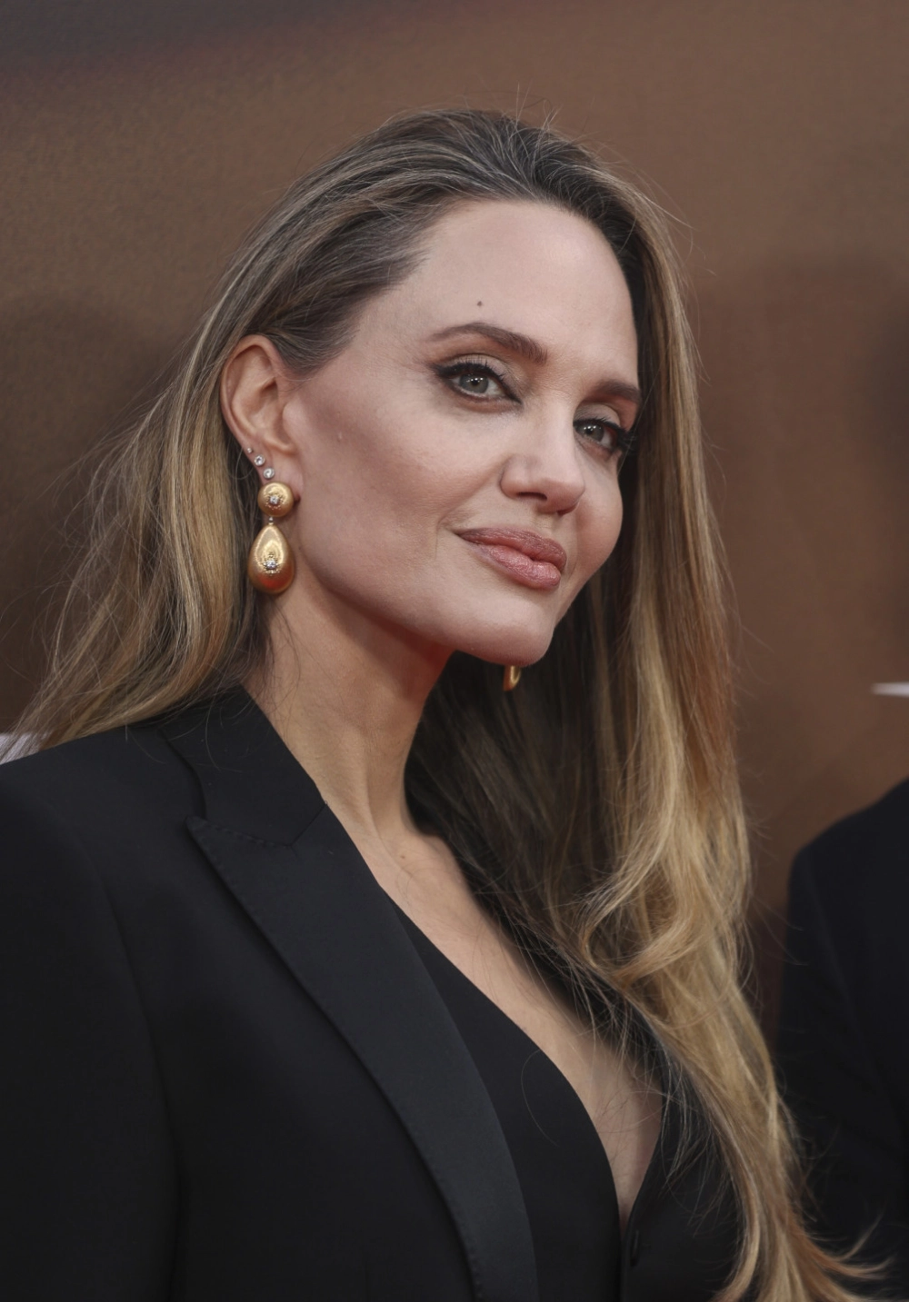 Angelina Jolie age tuổi tác không làm lu mờ nhan sắc