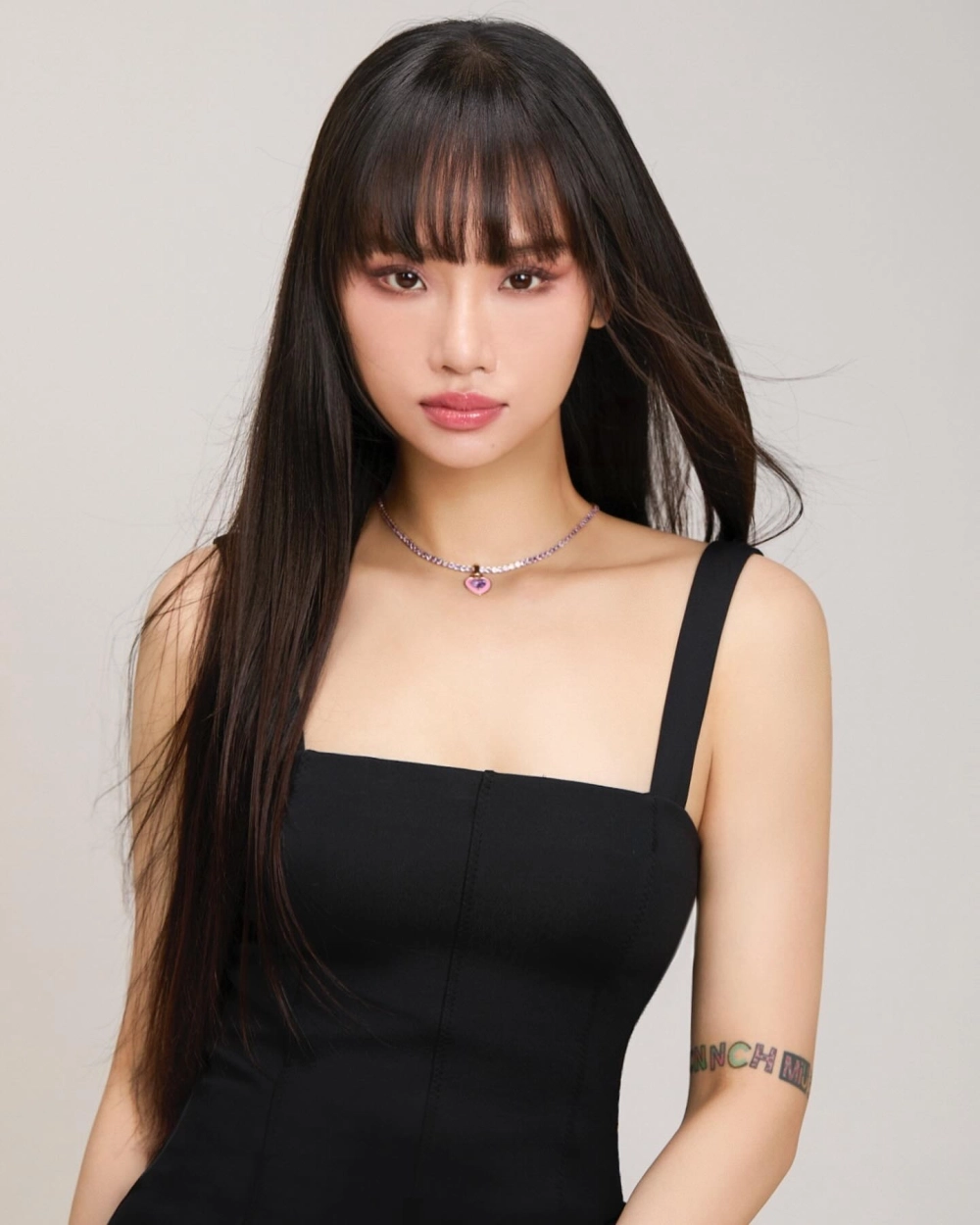 Ảnh nữ nhân viên văn phòng cười tươi và năng lượng tích cực