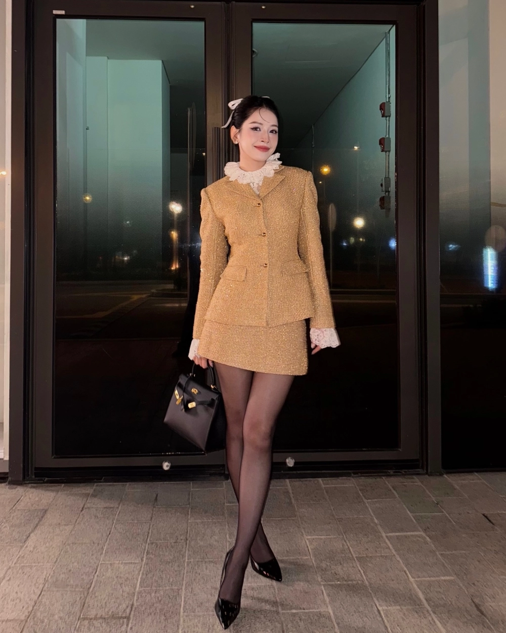 Ảnh gái văn phòng với phụ kiện thời trang sành điệu, thanh lịch