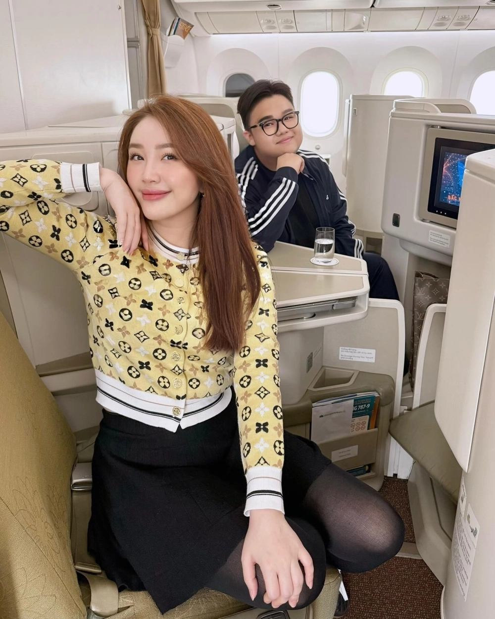 Ảnh cô gái làm việc tại văn phòng và không gian làm việc hiện đại