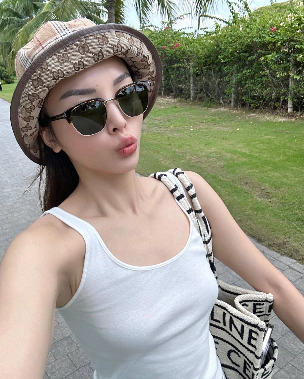 Avatar gái xinh phong cách Instagram cho trang cá nhân thêm thu hút