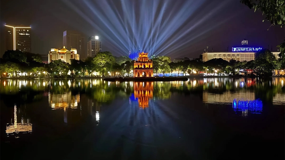 Tận hưởng phong cảnh hồ gươm thơ mộng giữa lòng Hà Nội