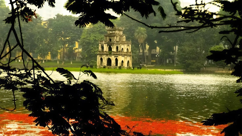 Ngắm Hồ Gươm về bình minh rực rỡ sắc sáng