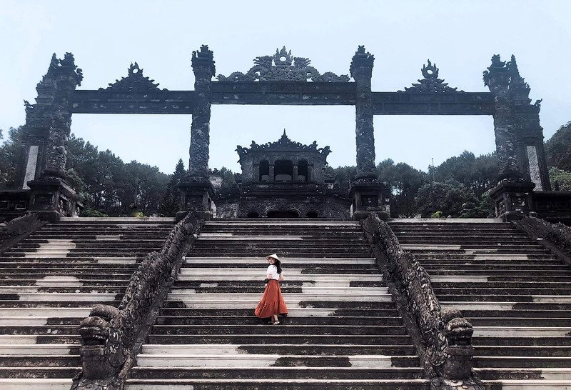 Phong cảnh Huế lãng mạn với sông núi mờ sương