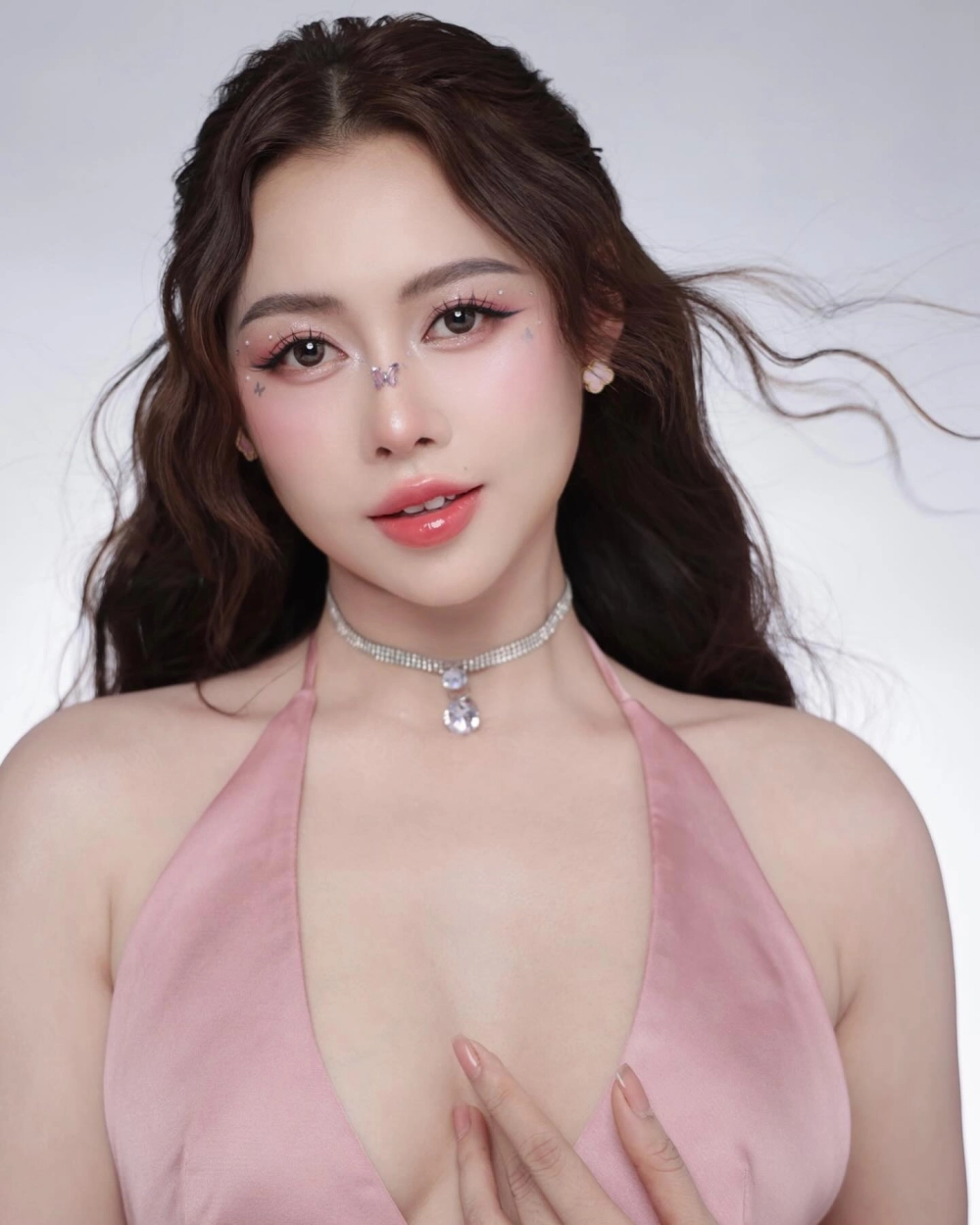 Avatar con gái cute với đôi mắt to tròn, long lanh