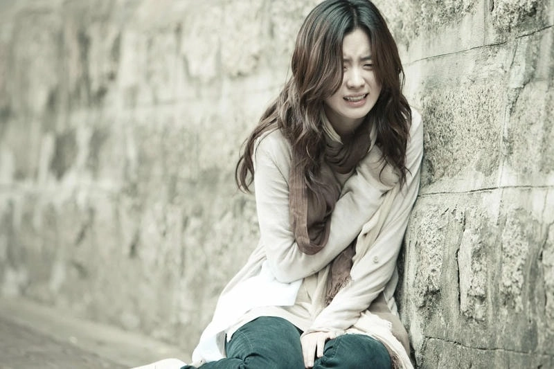 Thể hiện tâm trạng với avatar buồn ảnh nữ khóc che mặt