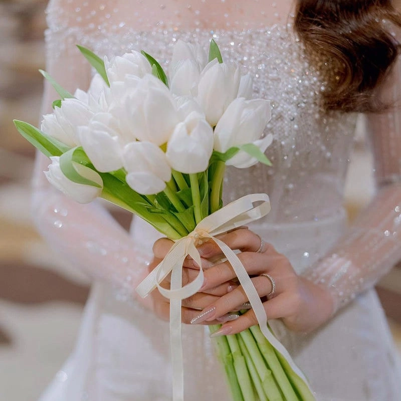 Thể hiện phong cách riêng với avatar cô gái cầm hoa tulip xinh xắn