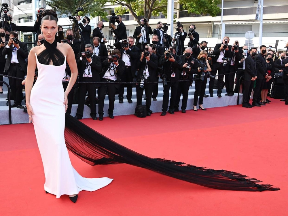 Bella Hadid height, cô cao 1m75 với thân hình chuẩn siêu mẫu