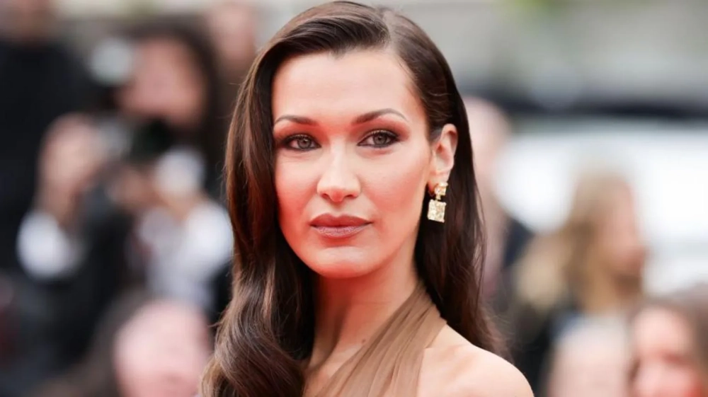 Bella Hadid in Cannes thu hút mọi ánh nhìn trên thảm đỏ