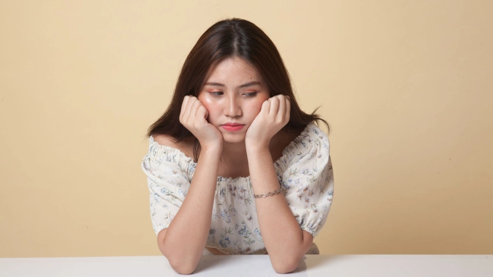 Con gái khóc ảnh buồn trong một chiều cô đơn, trống vắng