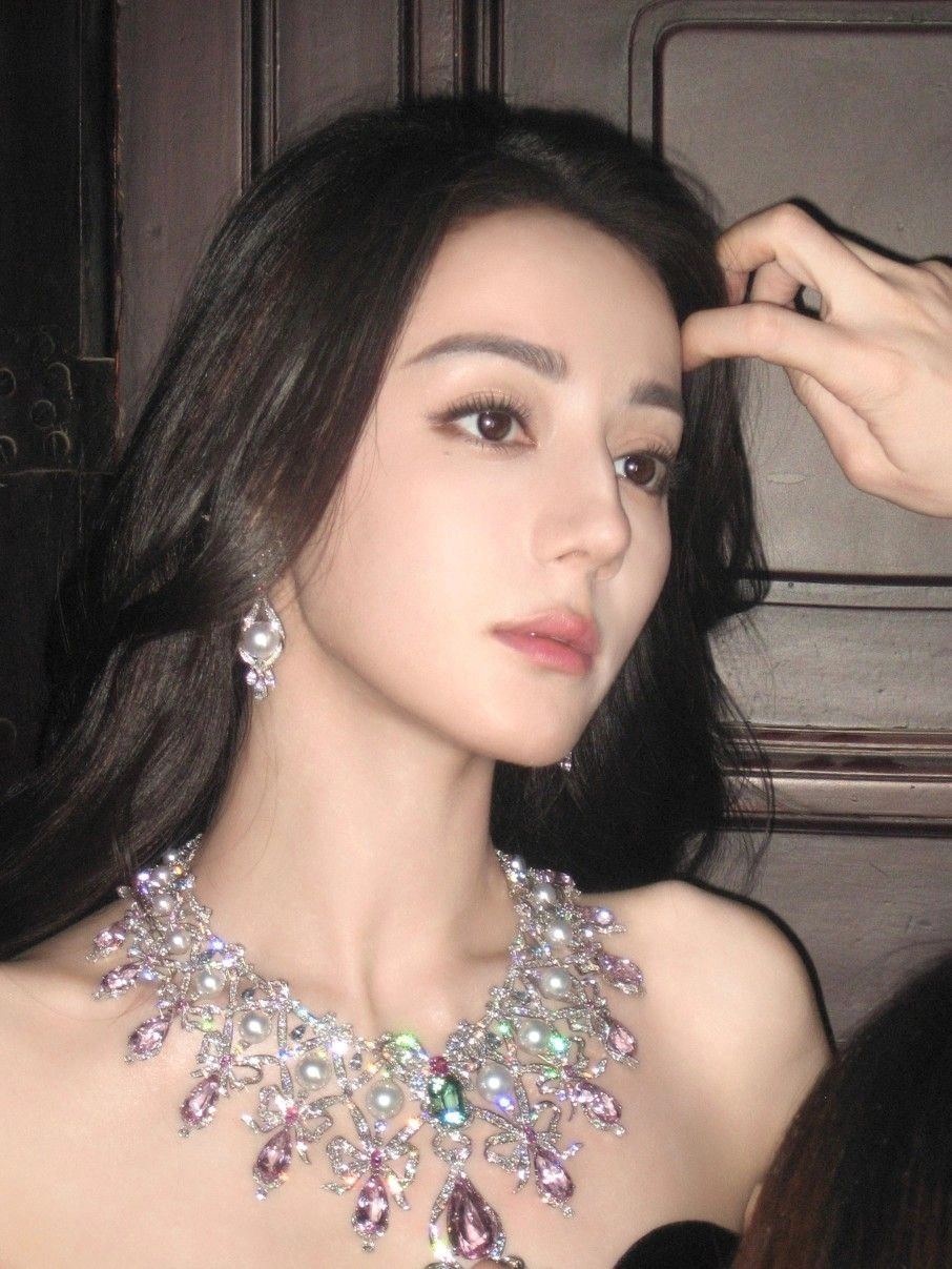 Địch Lệ Nhiệt Ba show gây chú ý bởi phong cách hài hước duyên dáng