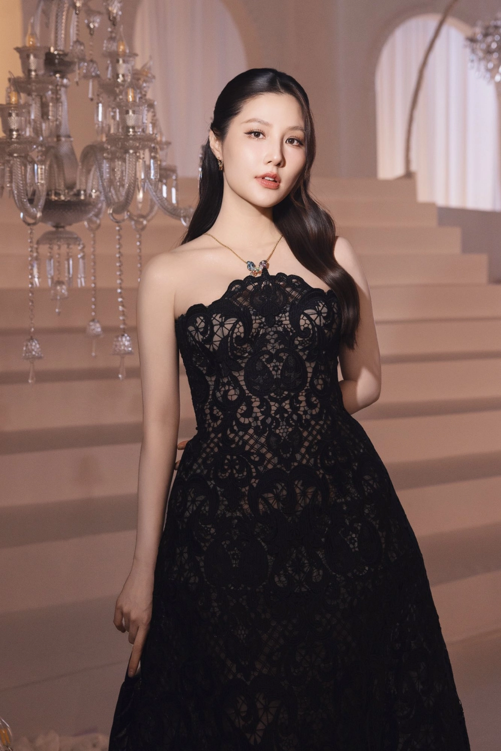 Chiều cao Diễm My 9x 1m65 với vóc dáng thanh lịch