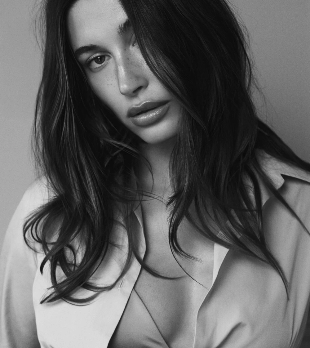 Hailey Bieber nail phong cách sơn móng tay dẫn đầu xu hướng