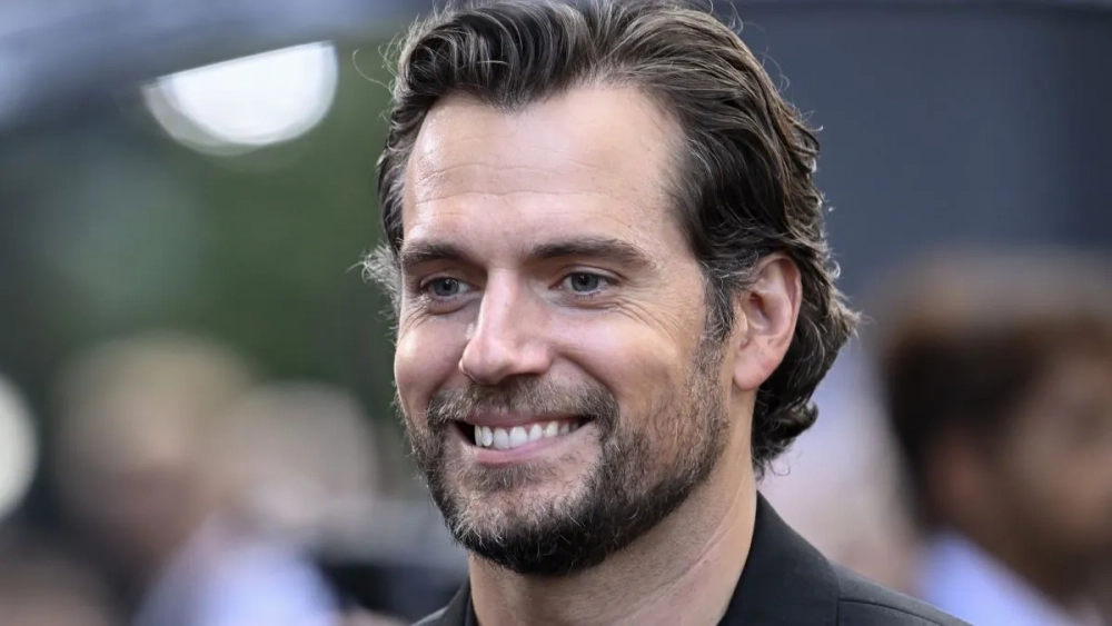 Henry Cavill tái xuất với diện mạo lịch lãm gây sốt toàn cầu