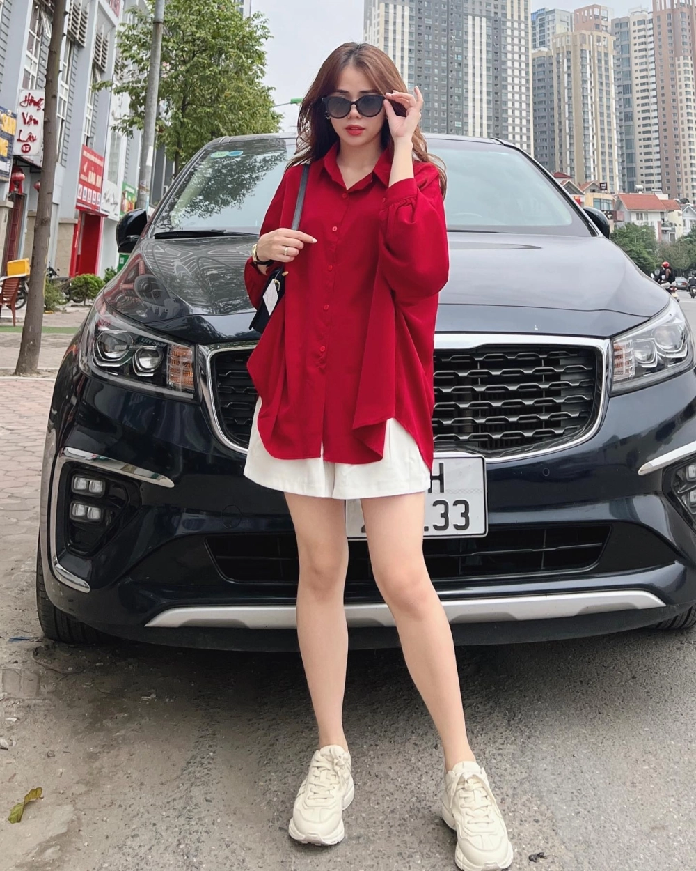 Ảnh gái văn phòng viết ghi chú trong một cuộc họp quan trọng