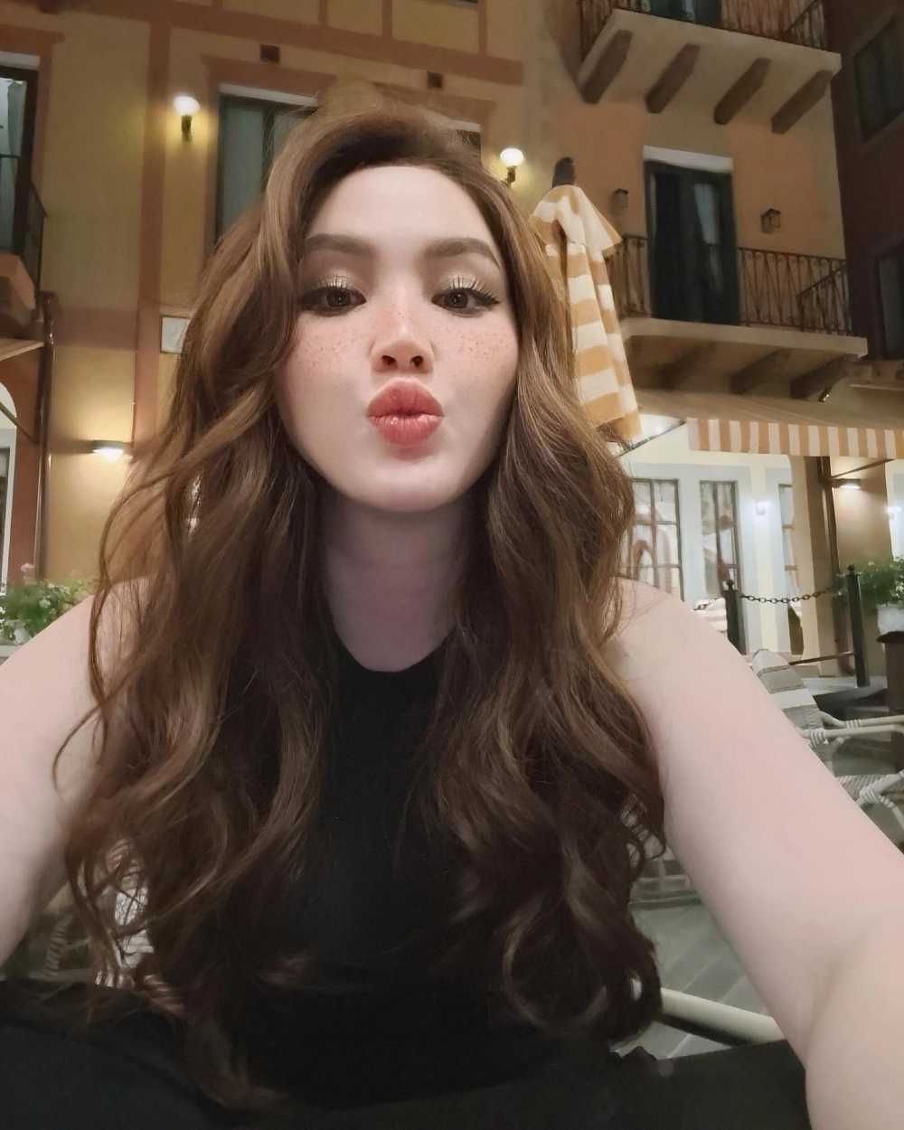 Hình ảnh gái văn phòng trả lời điện thoại và tác phong chuyên nghiệp