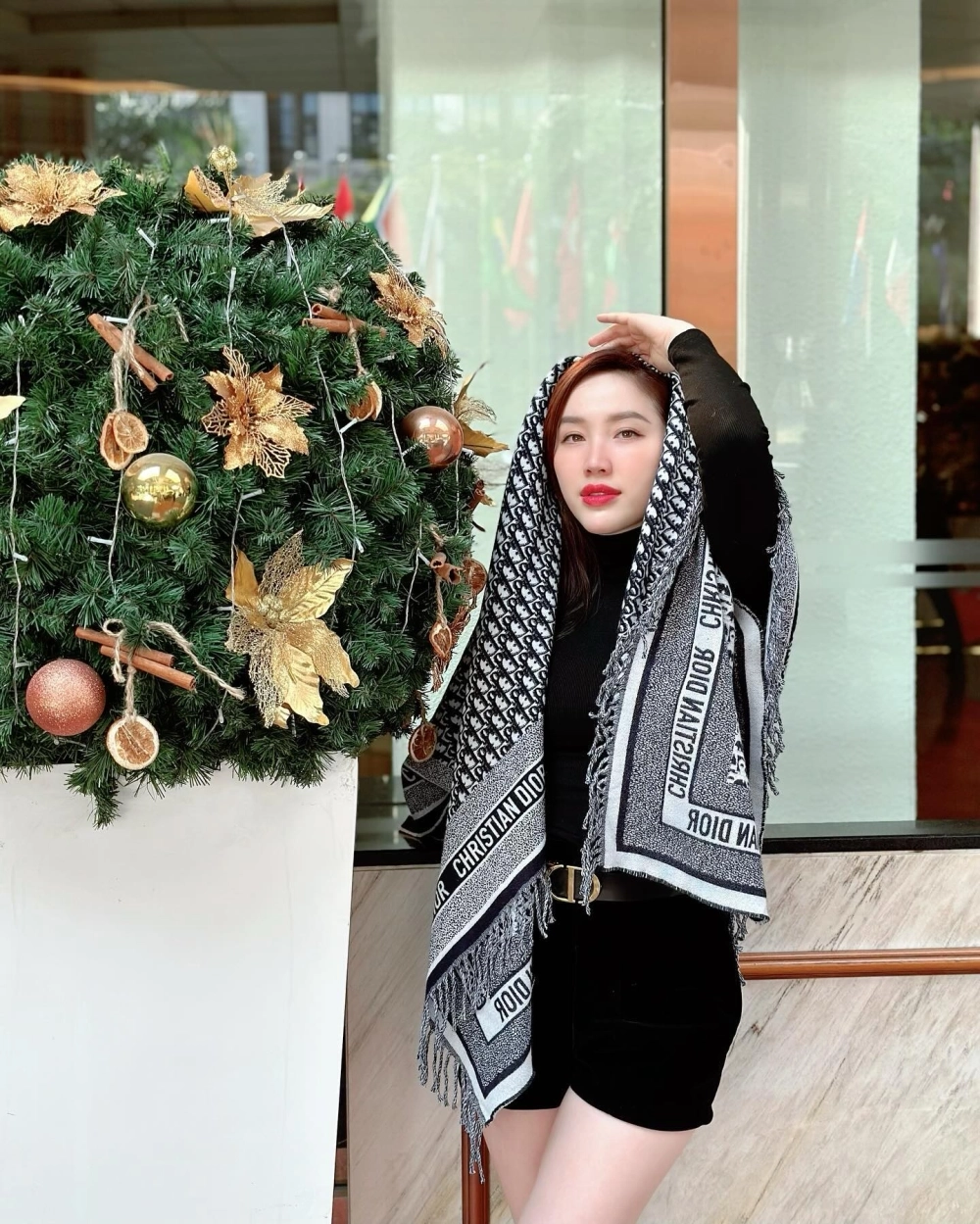 Hình ảnh gái văn phòng trong không gian làm việc mở hiện đại