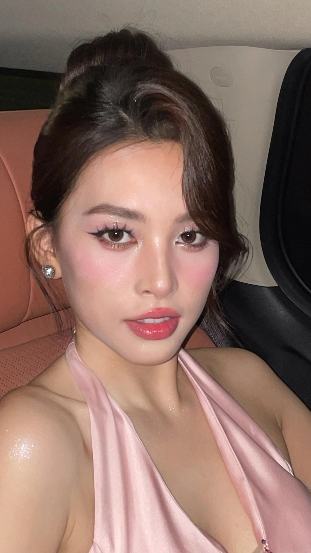 Hình nền gái xinh ngầu cho điện thoại đầy cá tính, cực chất