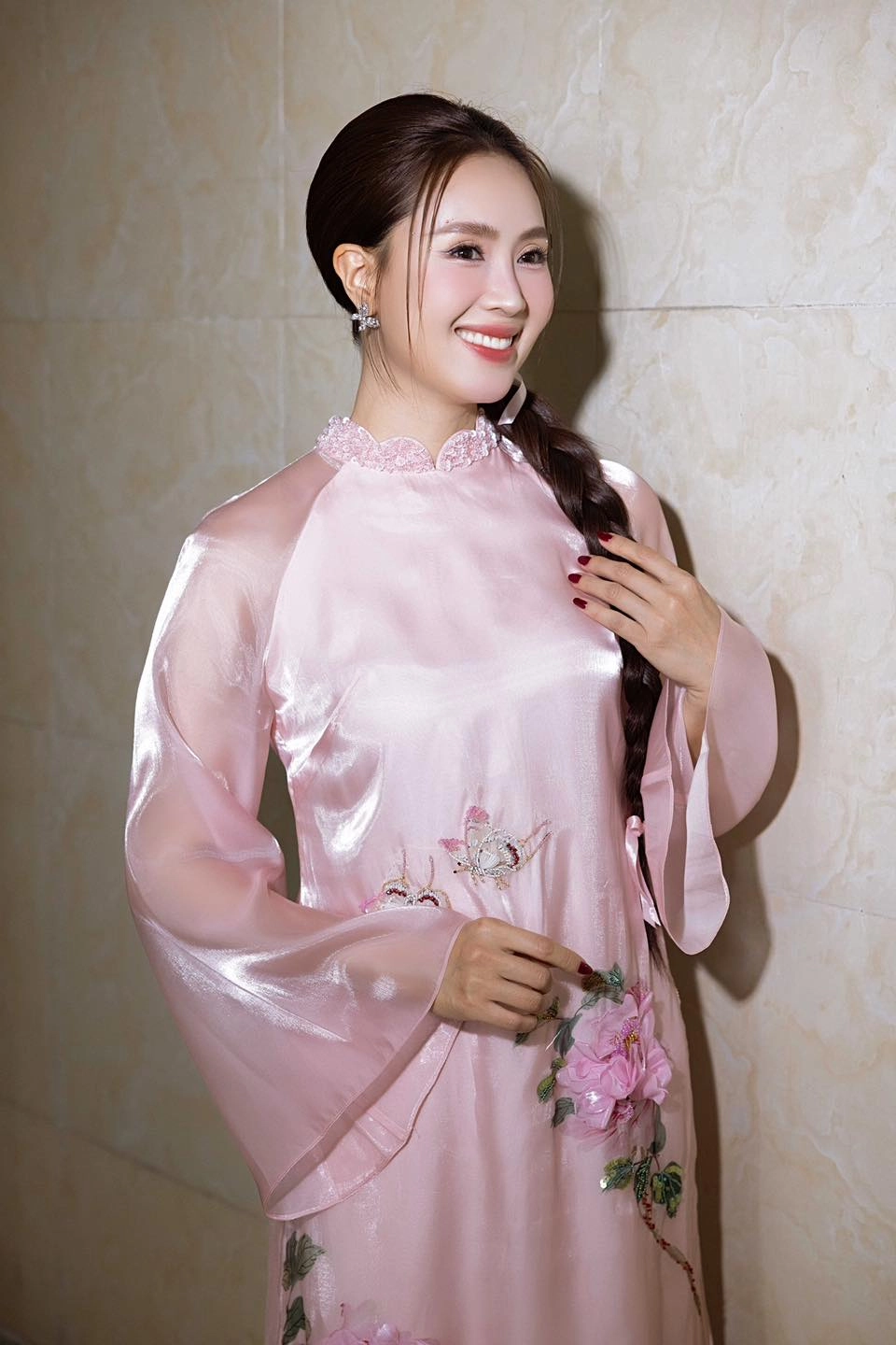 Hồng Diễm tuổi 43 vẫn trẻ trung và phong độ ổn định