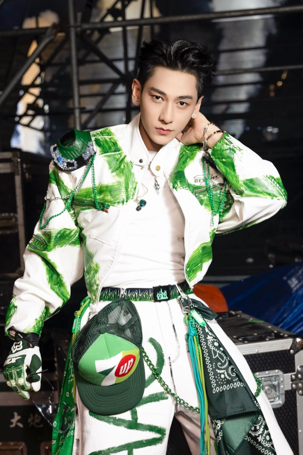 Isaac profile ấn tượng với nhiều vai trò trong showbiz