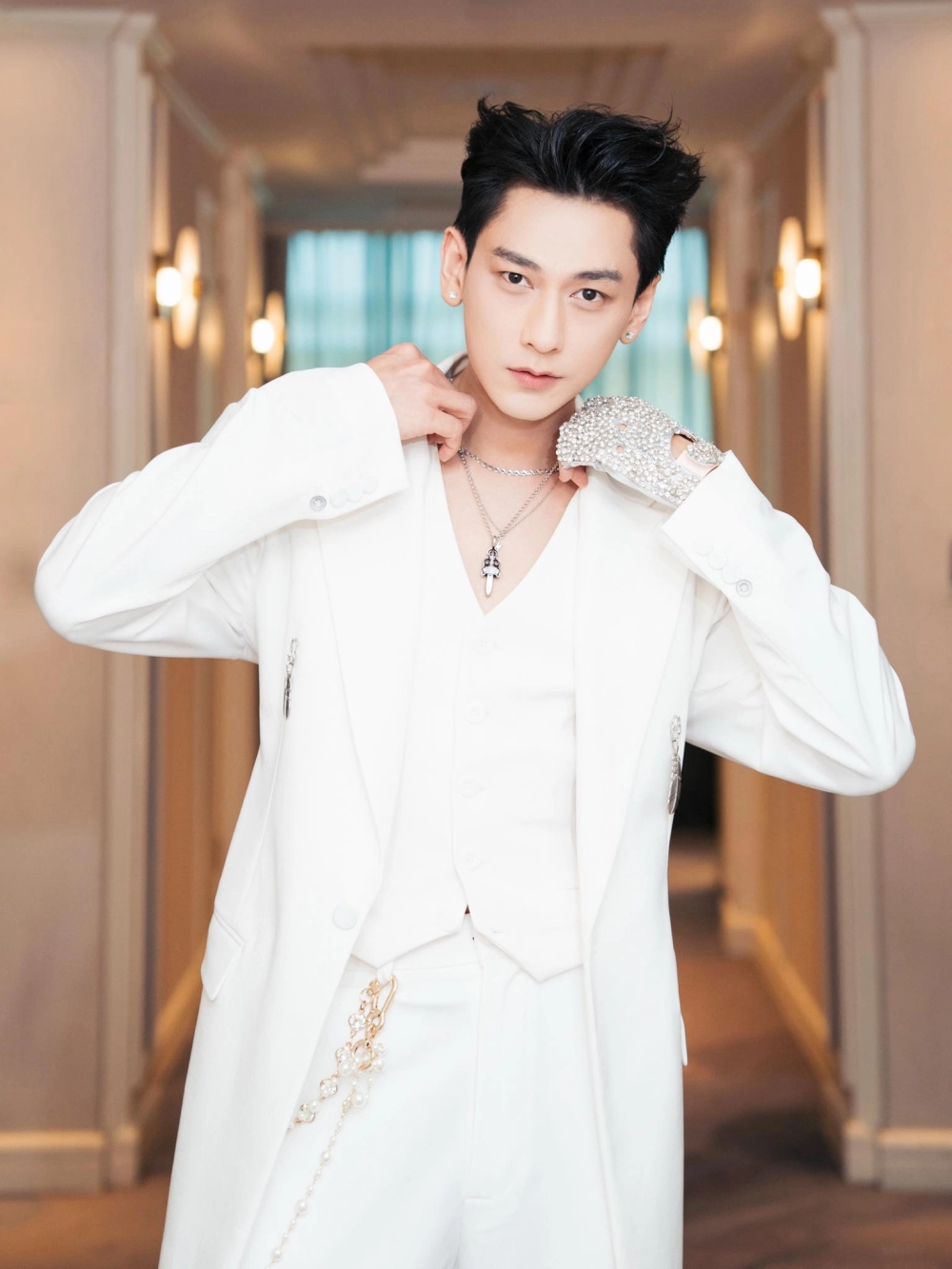 Isaac yêu ai, đời tư kín tiếng gây nhiều tò mò