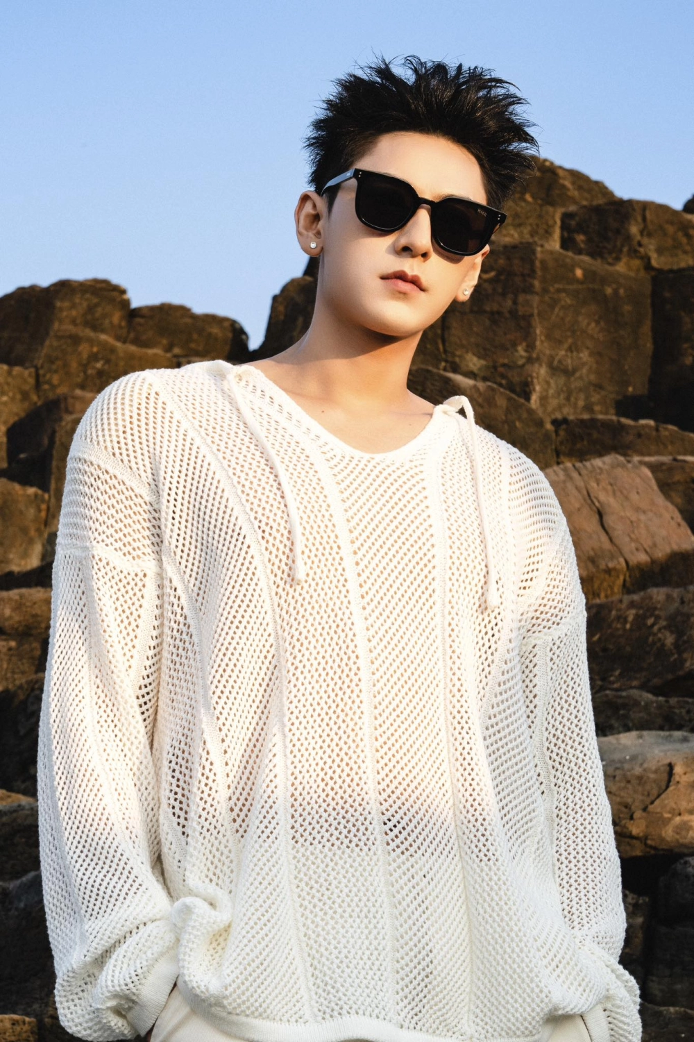 Isaac đẹp trai, phong độ và luôn chỉn chu trước công chúng