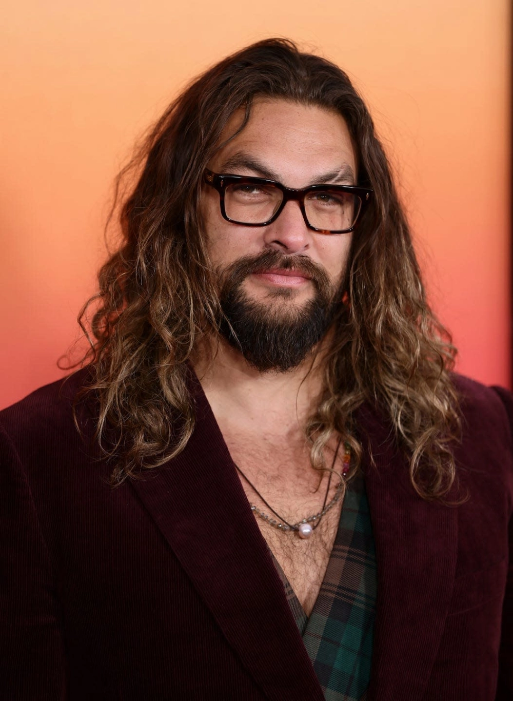 Baywatch Hawaii Jason Momoa hé lộ hình ảnh thời trẻ gây bất ngờ