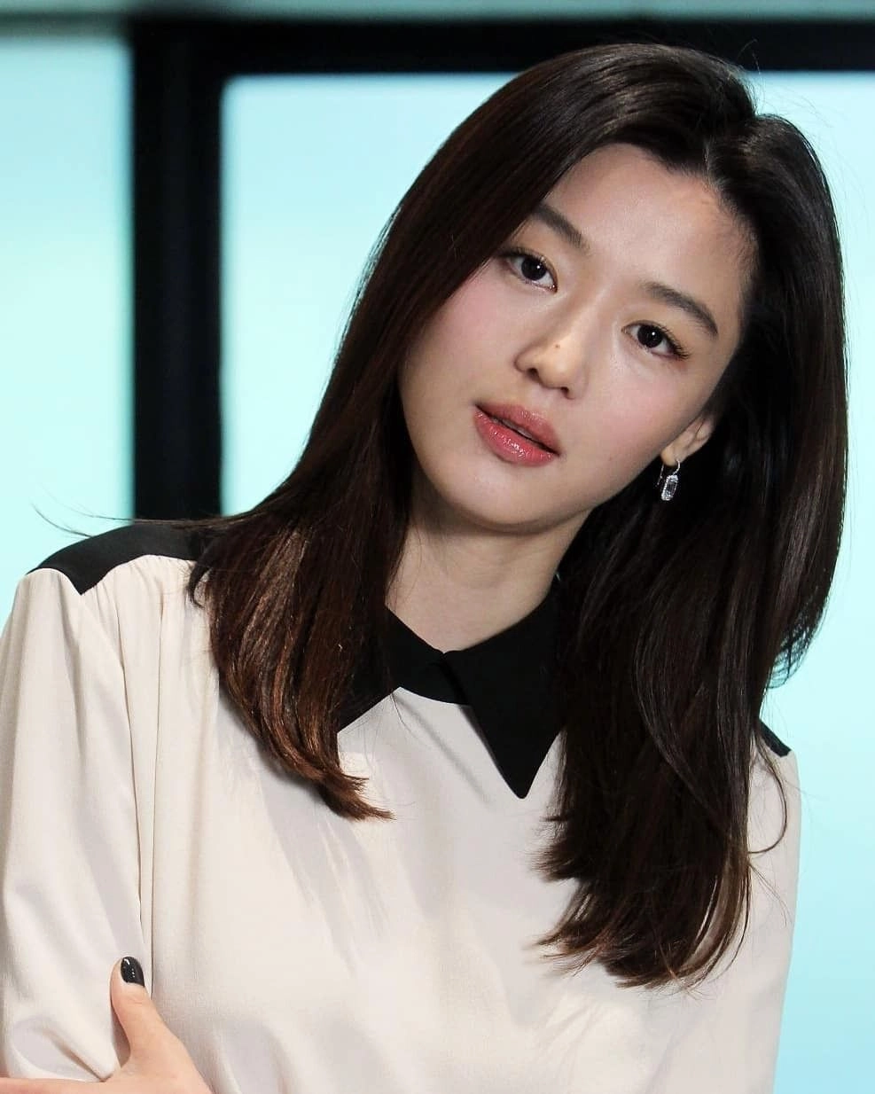 Phim mới của Jun Ji Hyun hé lộ hình ảnh đầy bí ẩn