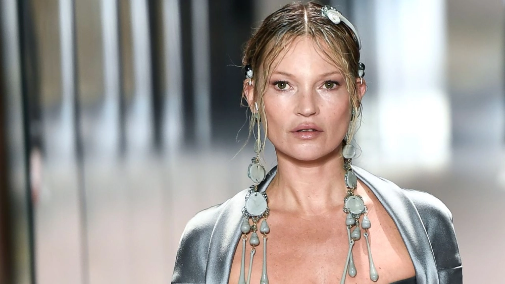 Kate Moss poster mang nét cổ điển vượt thời gian