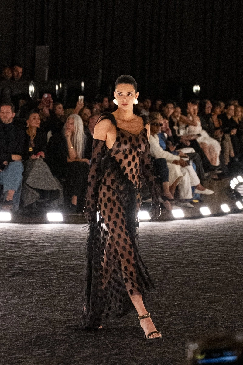 Kendall Jenner height nổi bật giữa dàn mẫu