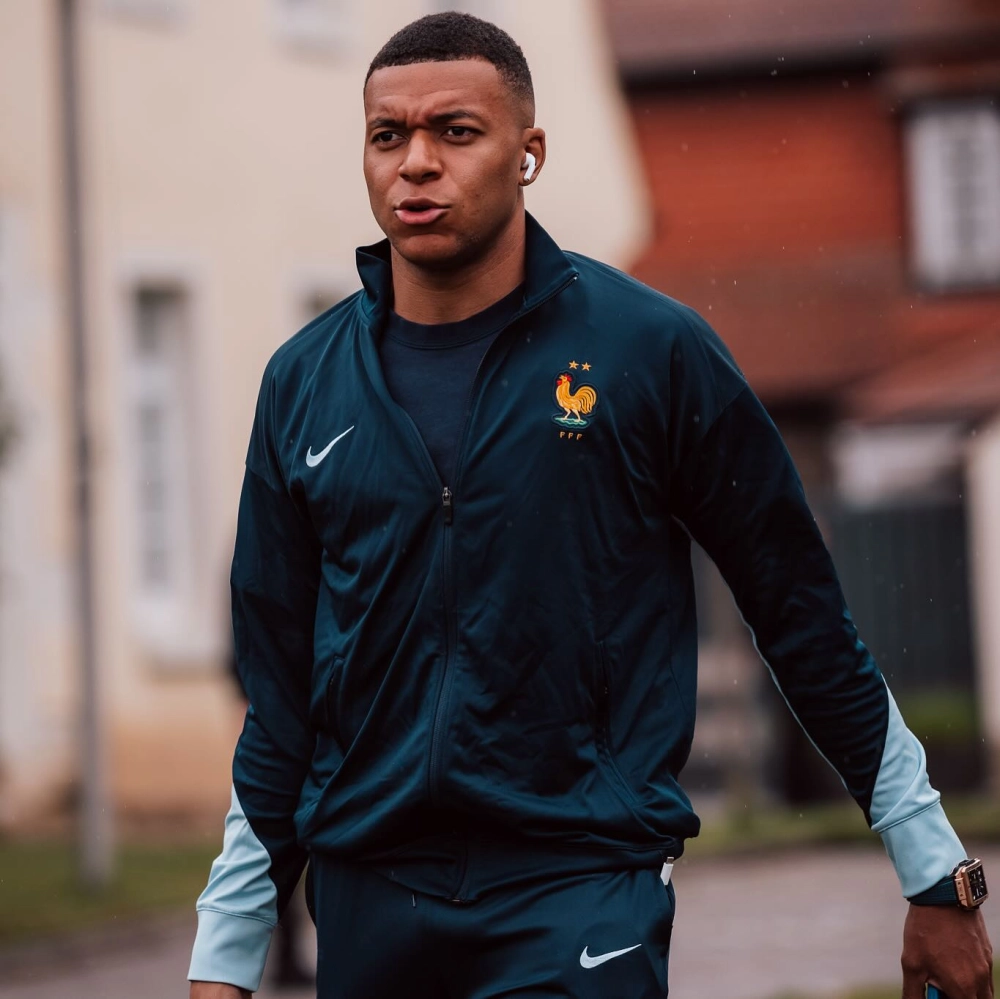 Kylian Mbappé height cao khoảng 1m78 đầy linh hoạt