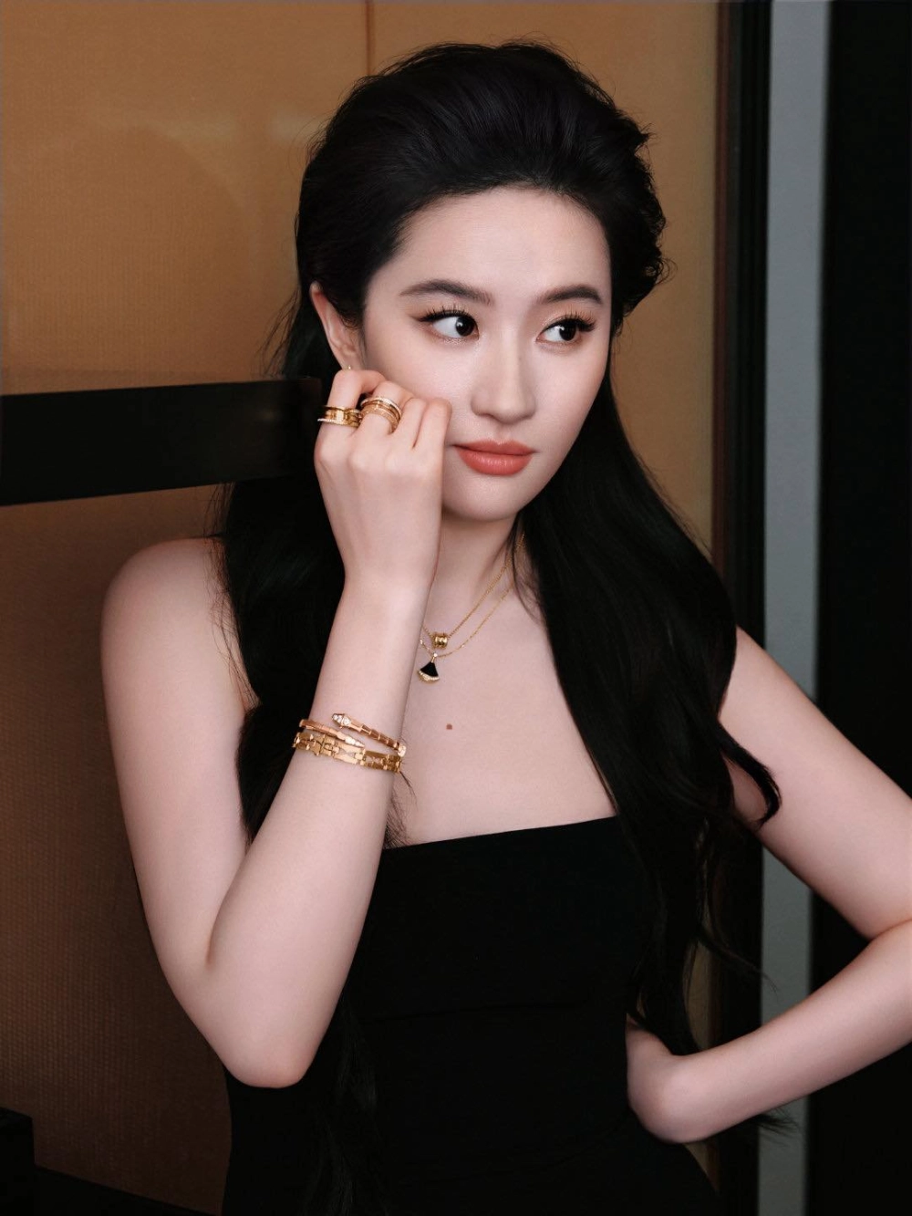 Lưu Diệc Phi sinh năm bao nhiêu, tuổi thật gây bất ngờ