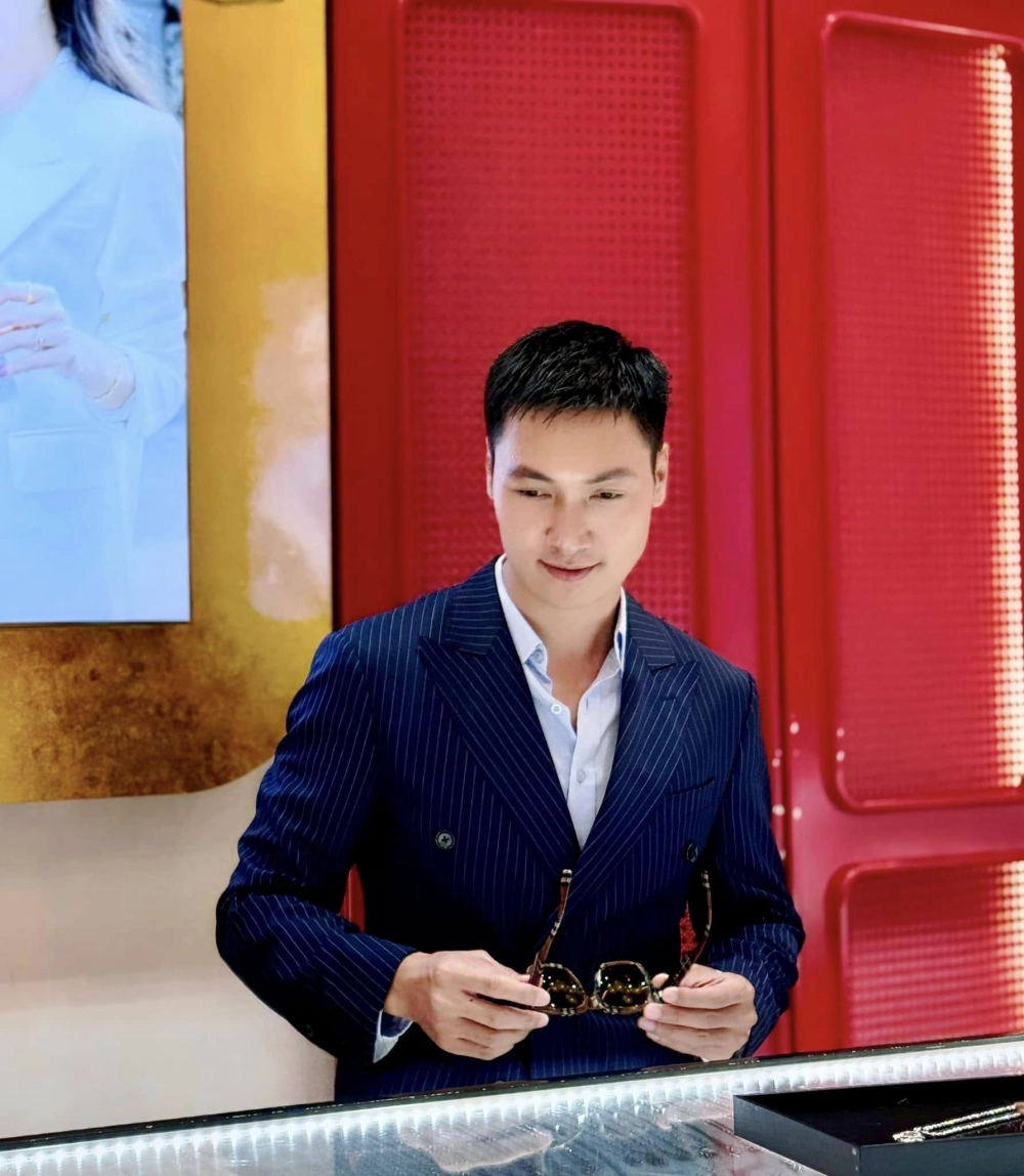 Diễn viên Mạnh Trường lịch lãm và cuốn hút