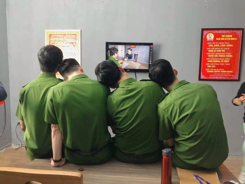 Gợi ý những bức meme công an cười