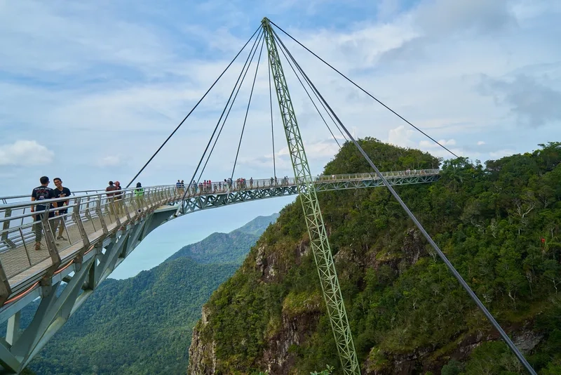 Ngắm khung cảnh cầu treo hùng vĩ giữa thiên nhiên
